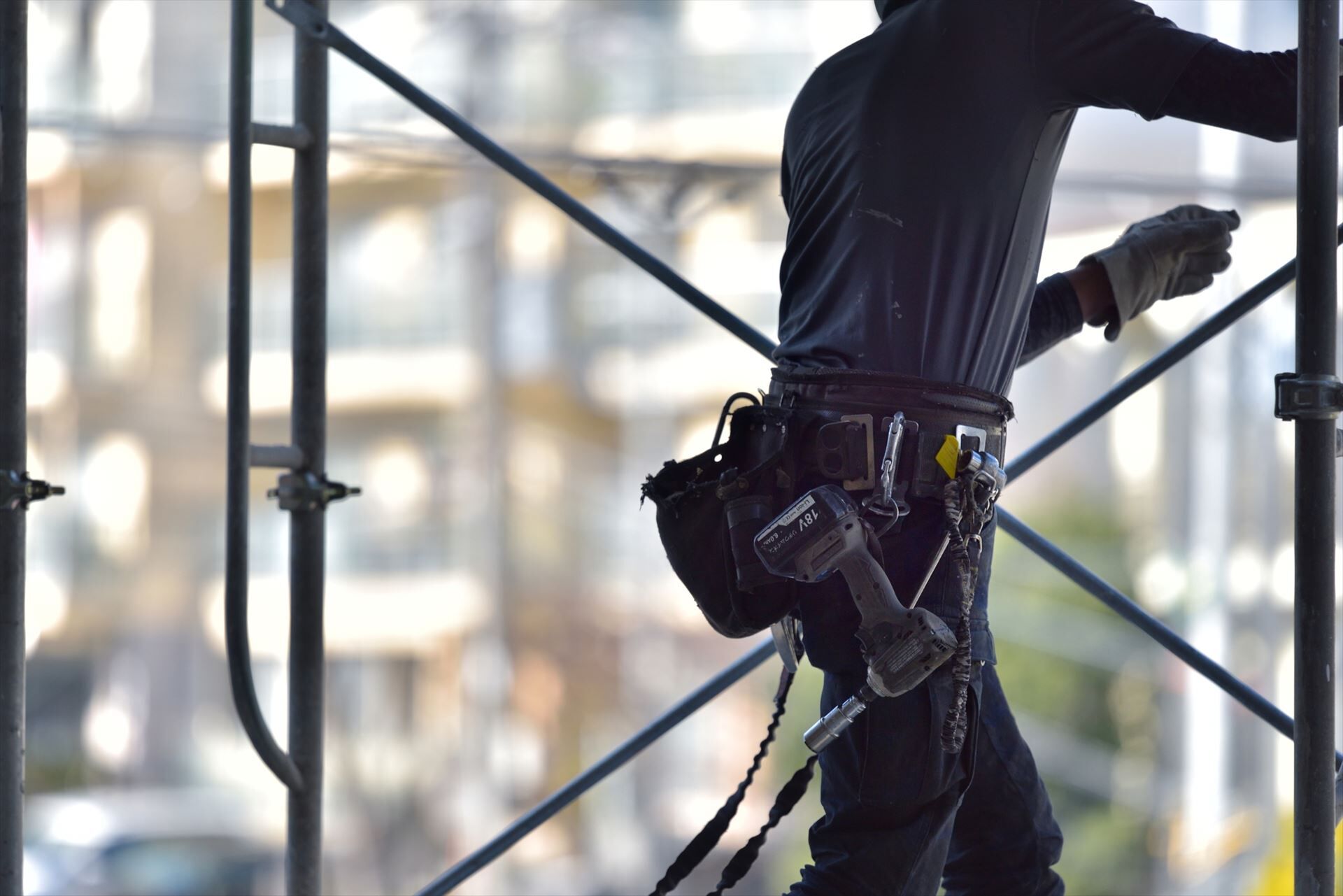 足場を組む男性スタッフ