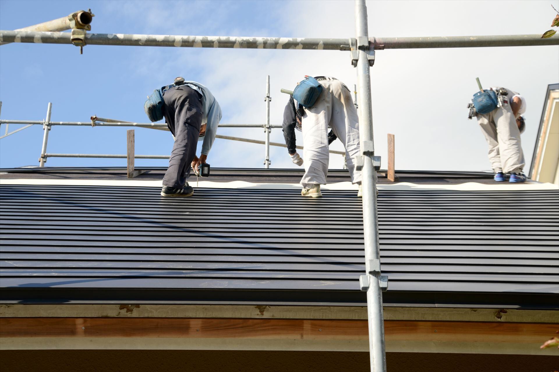 作業する屋根職人たち_R