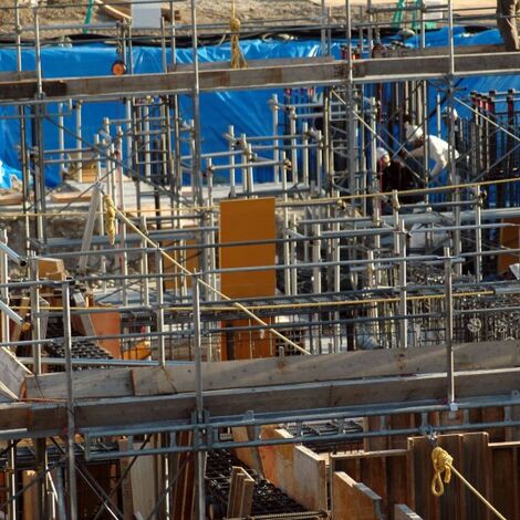 鉄筋が組まれた建設現場