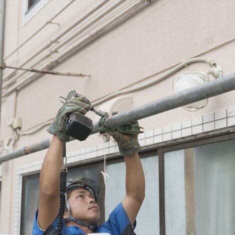 足場を組み立てるスタッフ